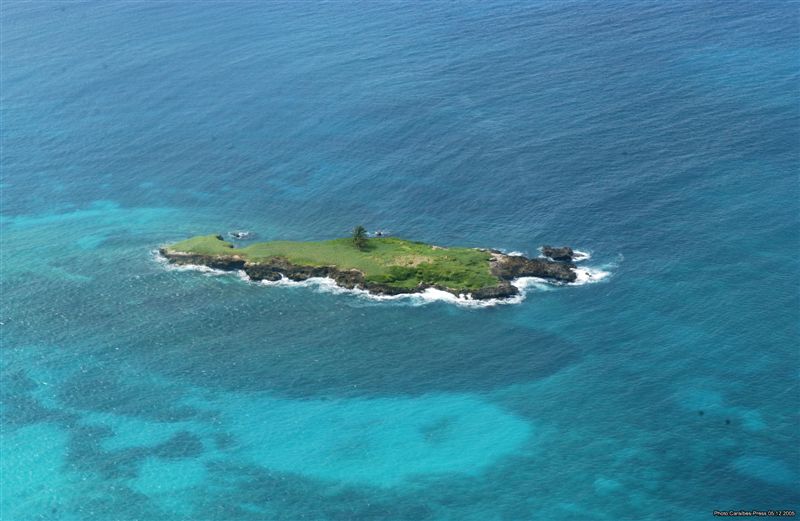 Îlet de Vieux-Fort et ses eaux turquoise au large de la plage de Vieux-Fort, vue aérienne