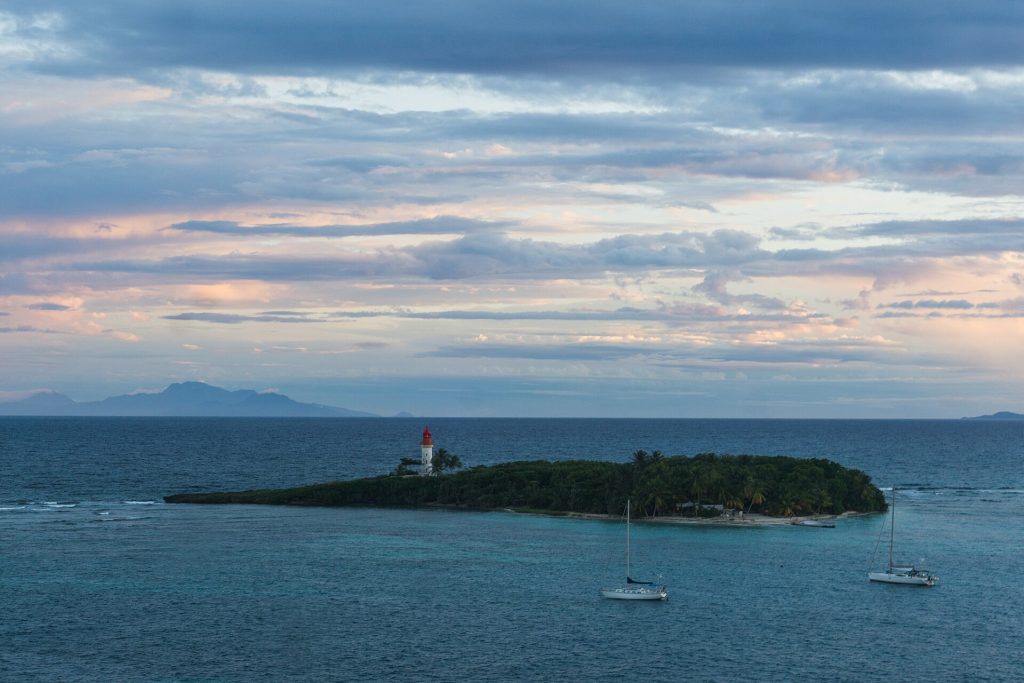 L'îlet du Gosier et son phare au coucher du soleil, Basse-Terre à l'horizon