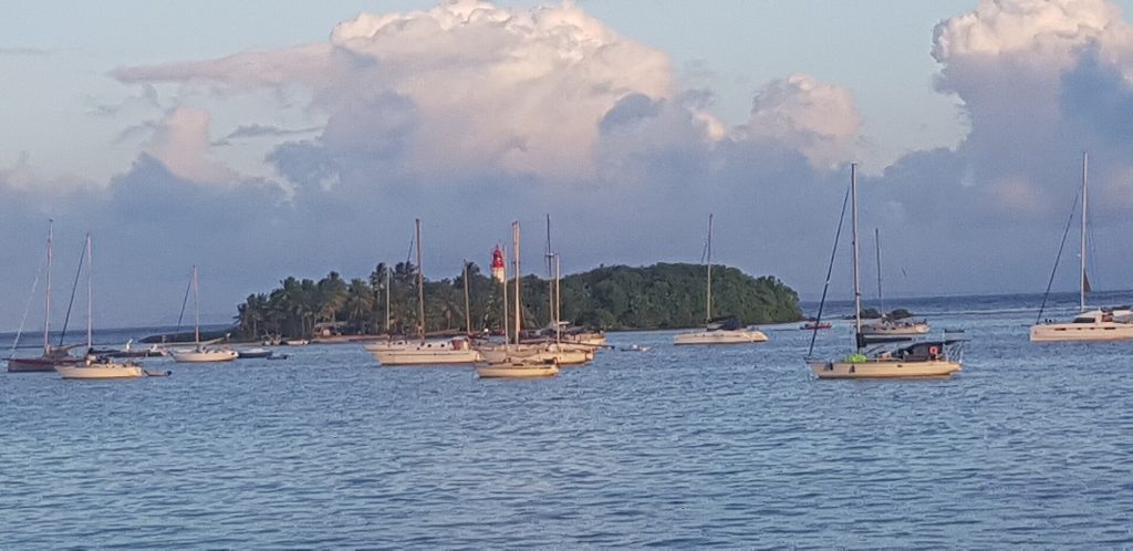 Voiliers au mouillage devant l'îlet du Gosier
