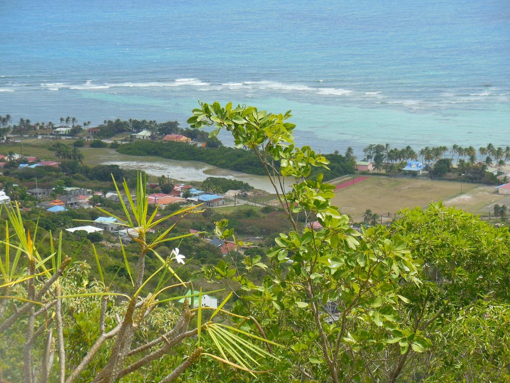 Lagon et maisons de La Désirade vus depuis la chapelle du Calvaire