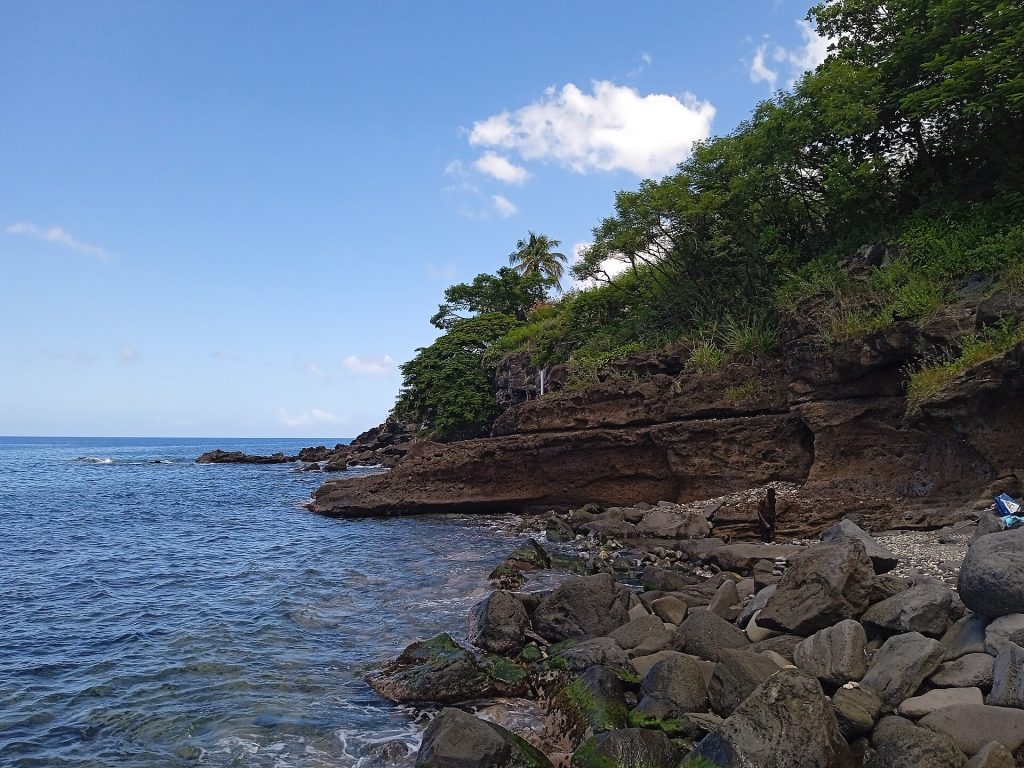 La pointe Joubert et la côte rocheuse autour de la source chaude de Thomas