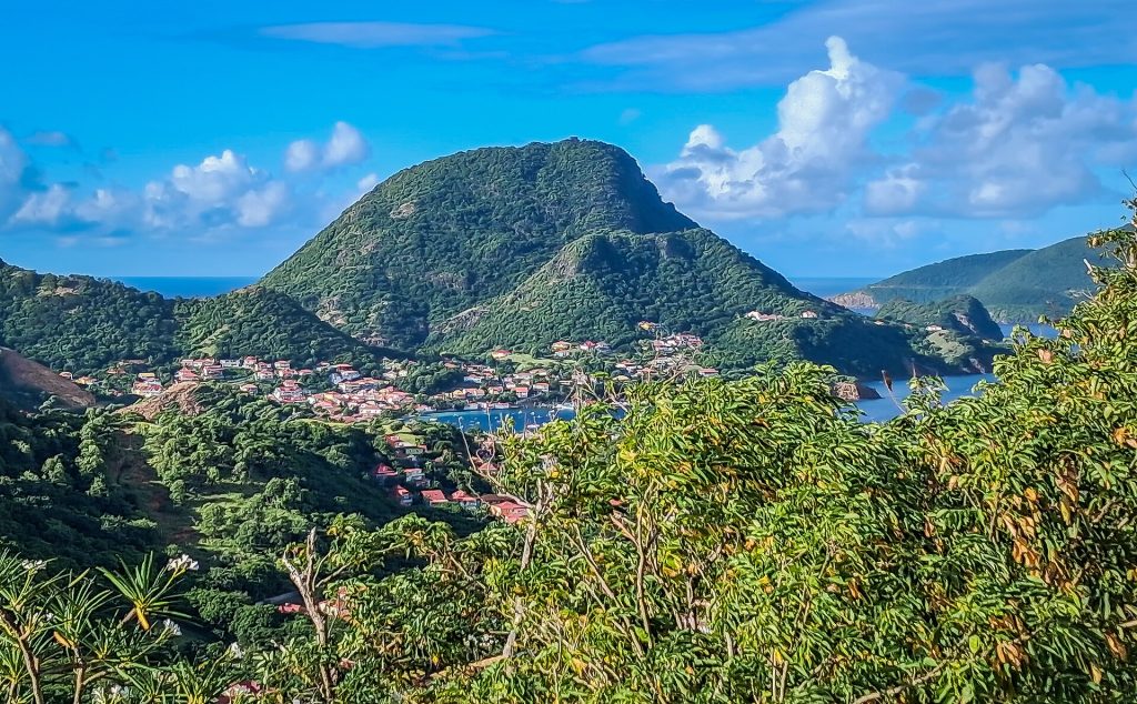 Le morne du Chameau qui domine Terre-de-Haut