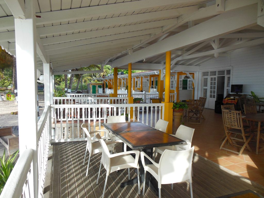 Terrasse de l'hôtel-restaurant Oualiri Beach, en bord de mer à La Désirade