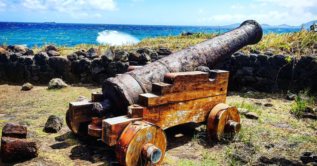 Ancien canon sur son affût le long du sentier du littoral de Trois-Rivières, face à la mer