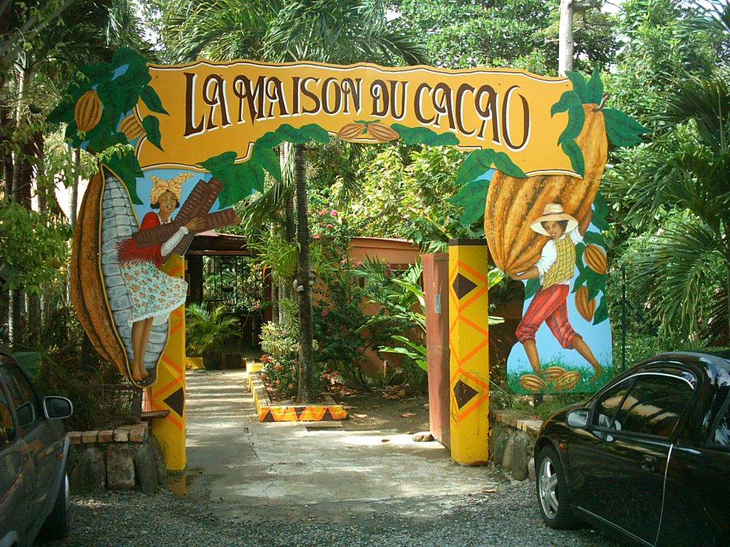 Portail peint de l'écomusée de la Maison du Cacao à Pointe-Noire