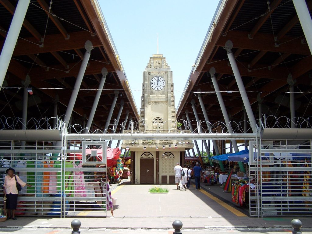 Marché couvert de Basse-Terre : grande halle à charpente métallique et sa tour à horloge