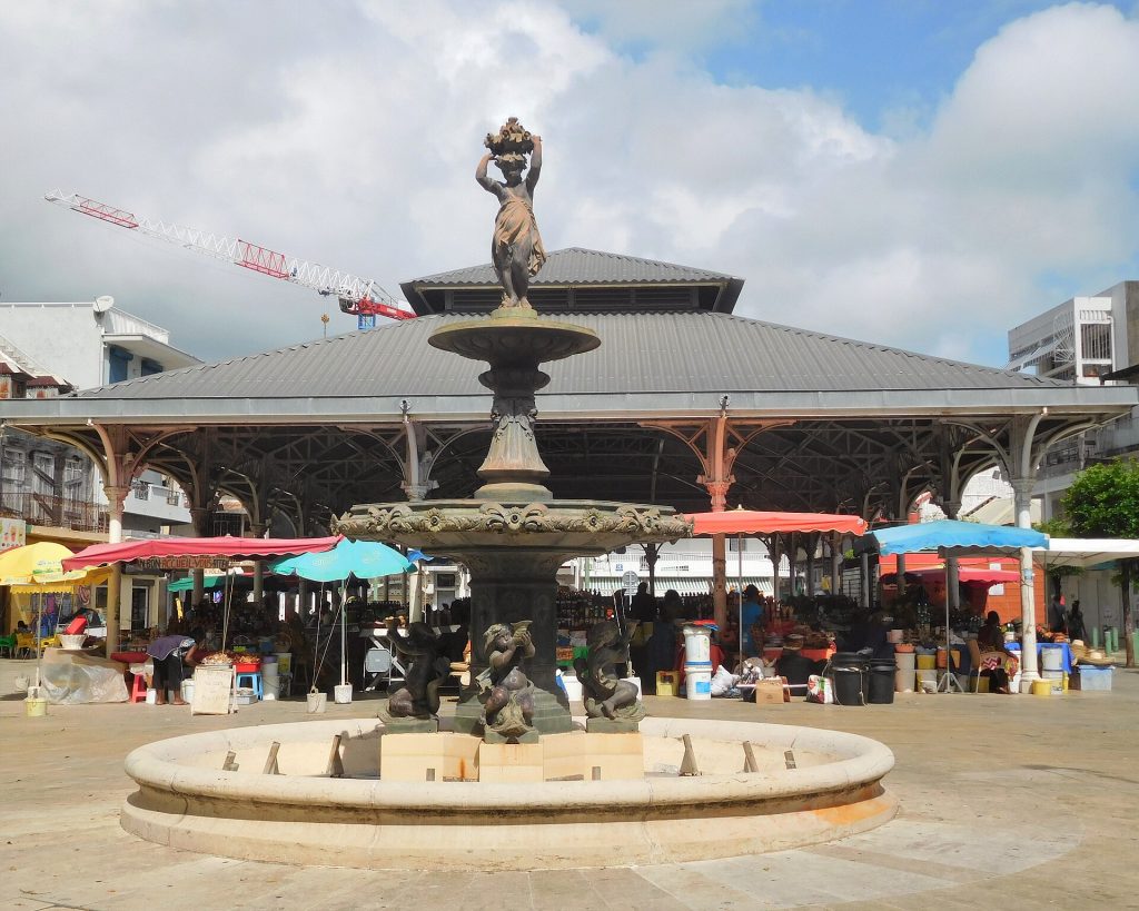 Fontaine en fonte devant la halle métallique du marché Saint-Antoine à Pointe-à-Pitre