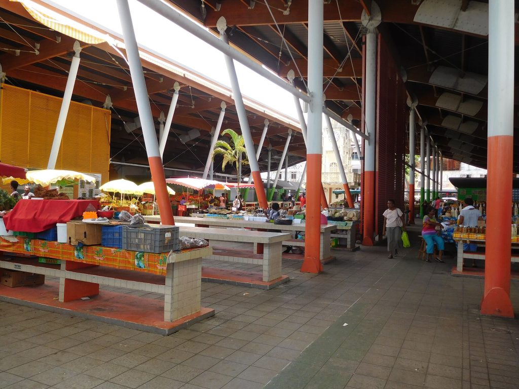 Étals de fruits et légumes sous la halle du marché couvert de Basse-Terre