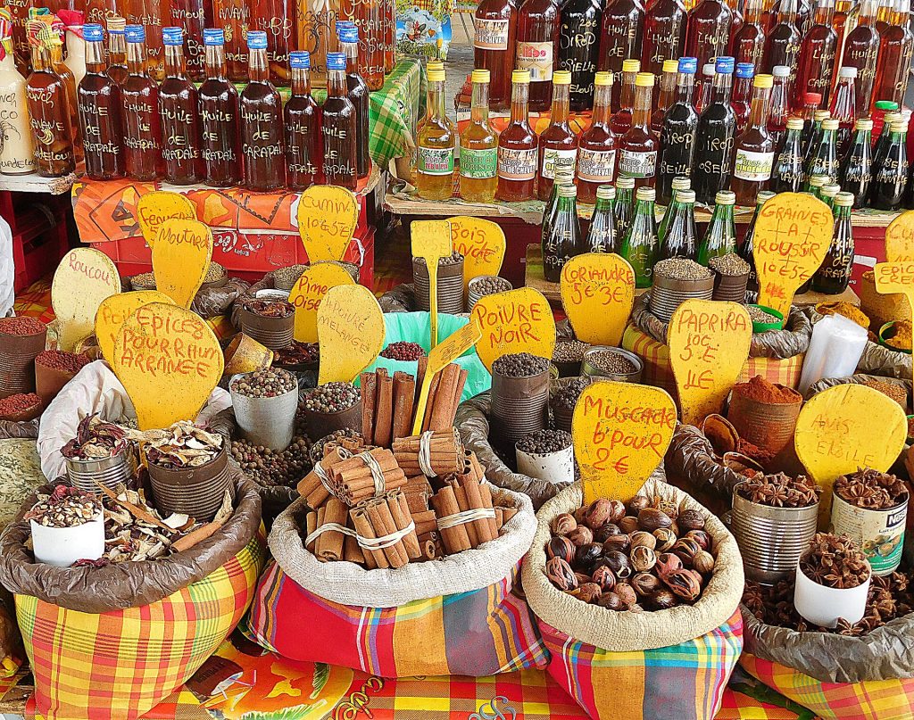 Rhums arrangés, sirops et épices en sachets madras sur un étal du marché de la Darse, à Pointe-à-Pitre