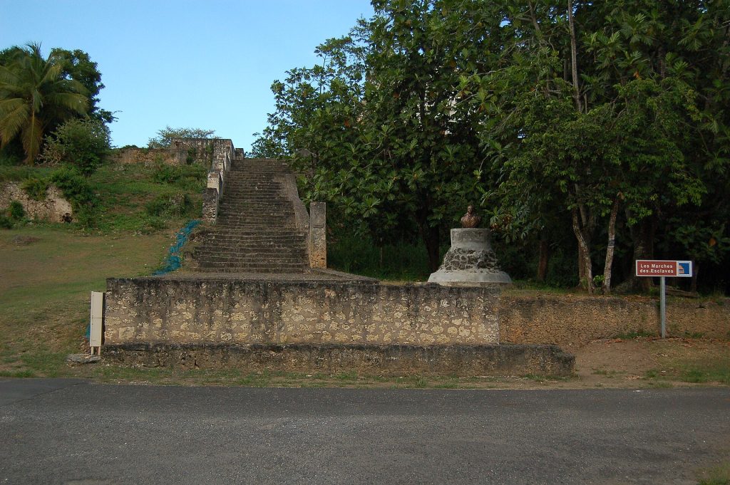 Escalier de pierre des marches des esclaves à Petit-Canal, entre deux talus boisés