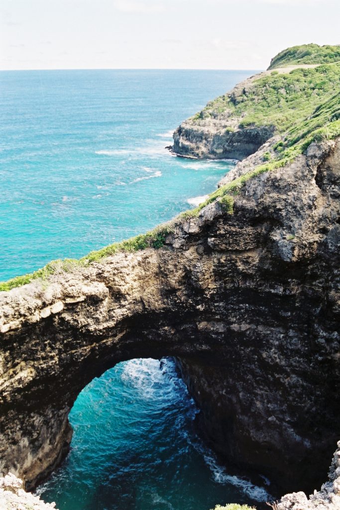 L'arche de la Gueule Grand Gouffre, sur la côte nord de Marie-Galante