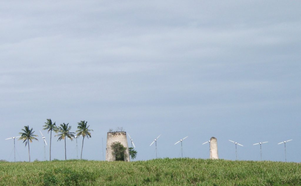 Un ancien moulin à vent et des éoliennes sur le plateau de Marie-Galante