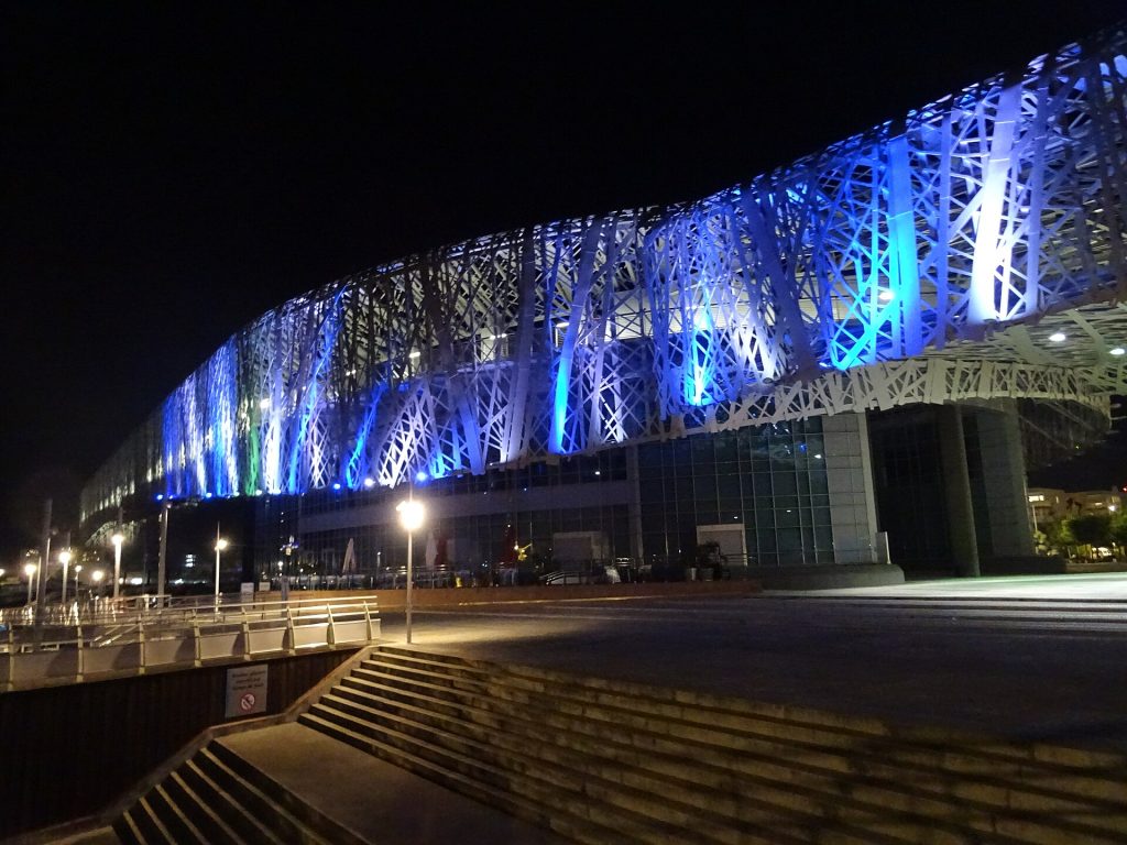Le Mémorial ACTe illuminé la nuit, à Pointe-à-Pitre