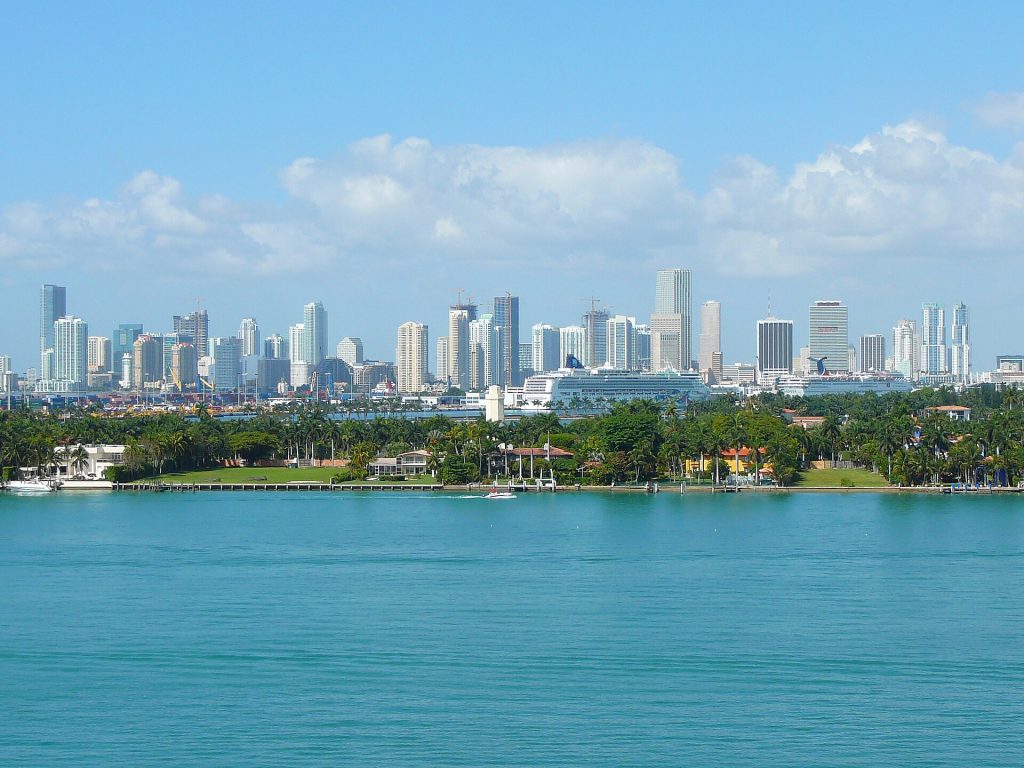Les tours de Miami au bord de la baie de Biscayne