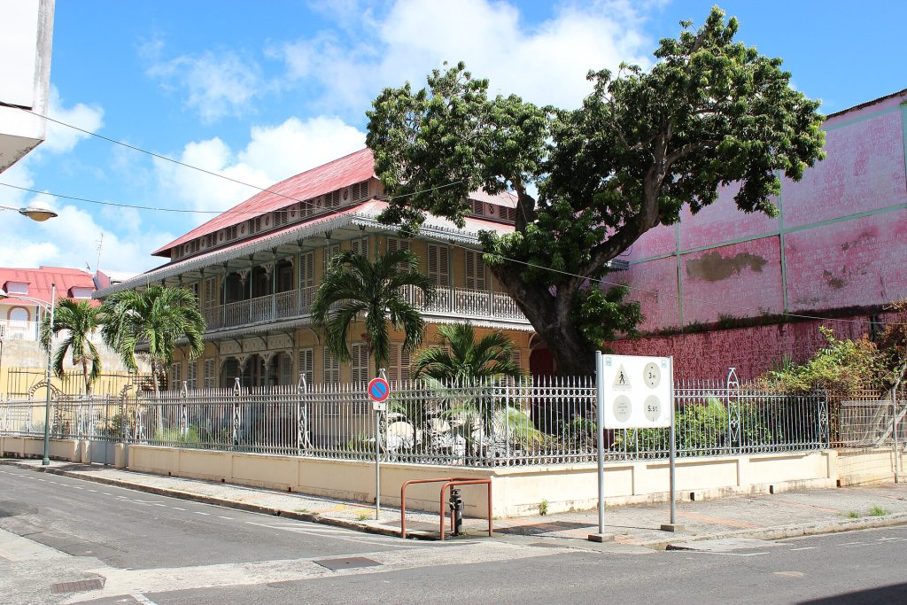 Maison coloniale à galeries du musée Saint-John Perse, rue de Nozières dans le centre ancien