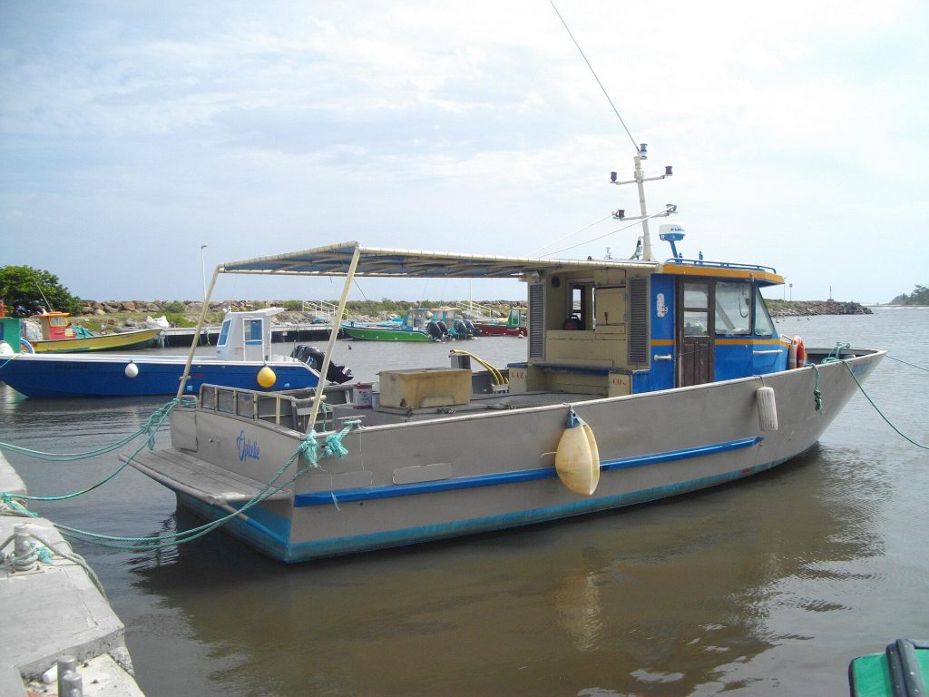 Bateau de pêche amarré au port de pêche de La Désirade