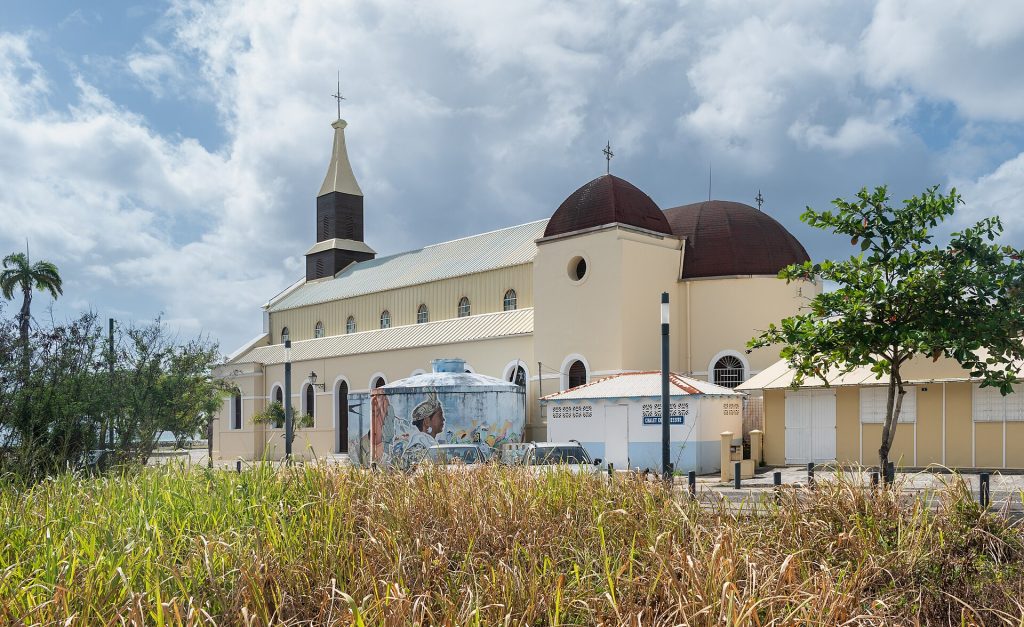 Église Notre-Dame-du-Bon-Secours de Port-Louis, son clocher et ses dômes bruns