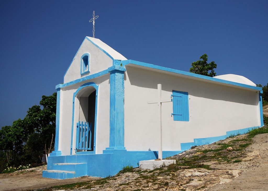 Chapelle Notre-Dame-du-Calvaire, blanche et bleue, sur les hauteurs de La Désirade