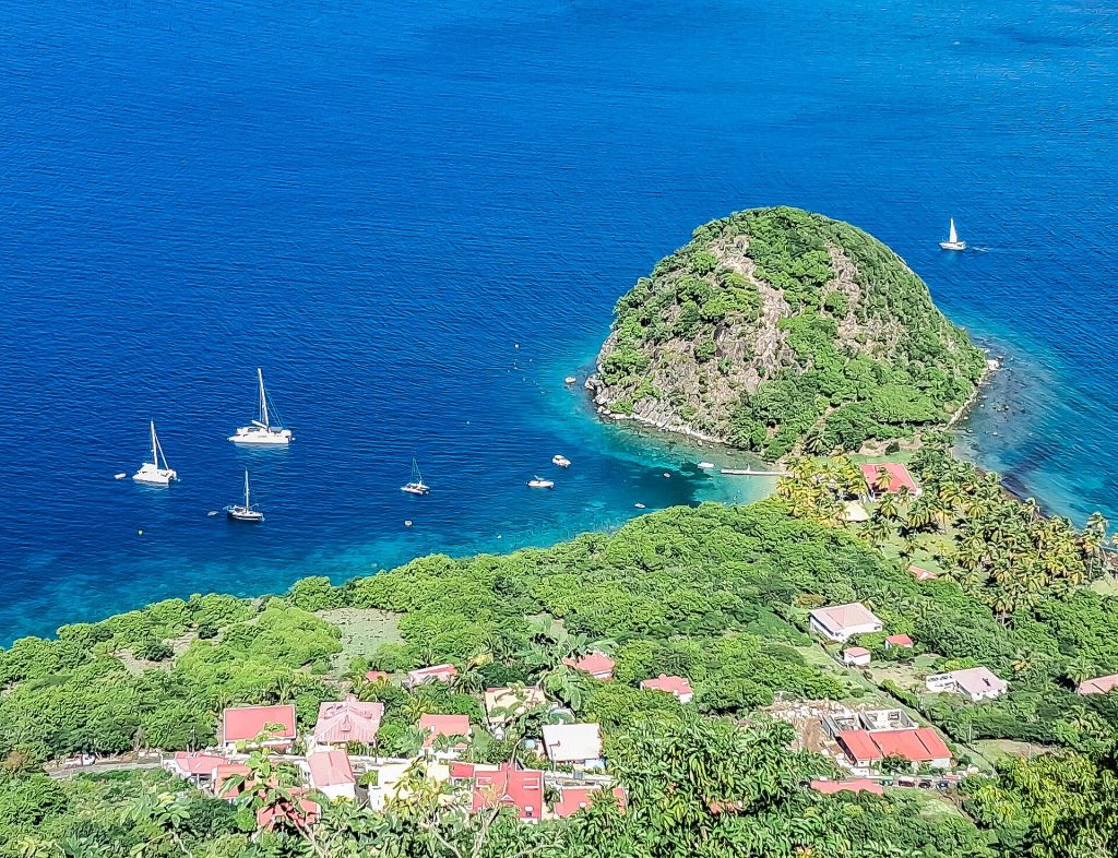 Le Pain de Sucre et la baie des Saintes vus d'en haut, à Terre-de-Haut