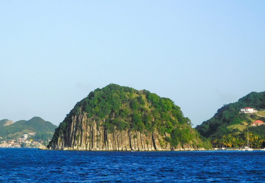 Colonnes de basalte du Pain de Sucre plongeant dans la mer à Terre-de-Haut