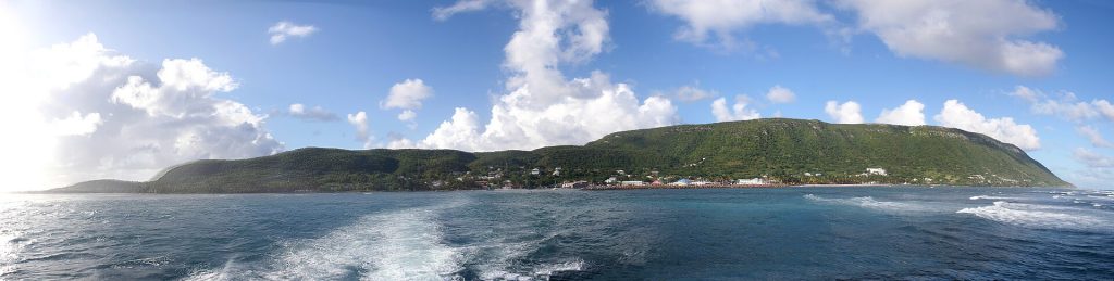La Désirade vue depuis la mer, sur la traversée vers Saint-François