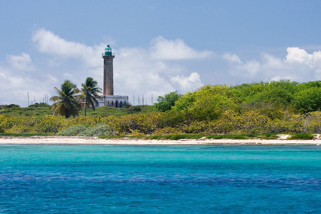 Le phare de Petite-Terre au-dessus du lagon