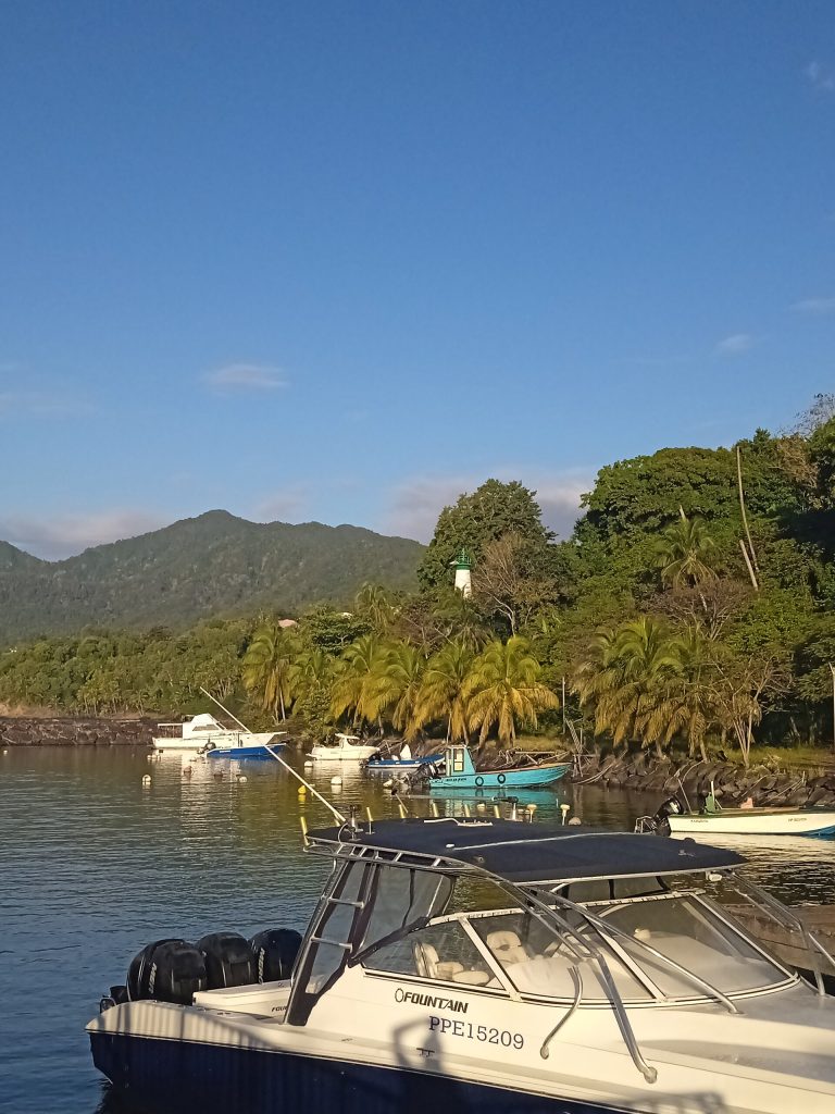 Bateaux au mouillage à Trois-Rivières, morne Bel-Air en arrière-plan