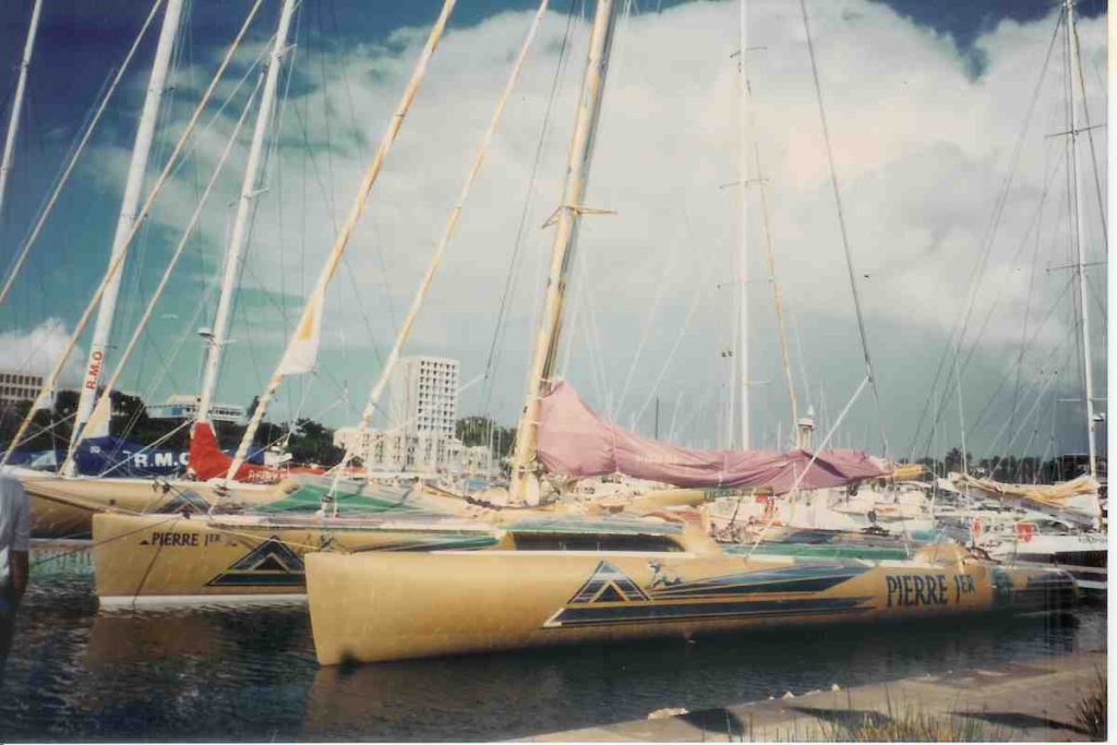 Le trimaran de Florence Arthaud, victorieuse en 1990, à la marina de Pointe-à-Pitre