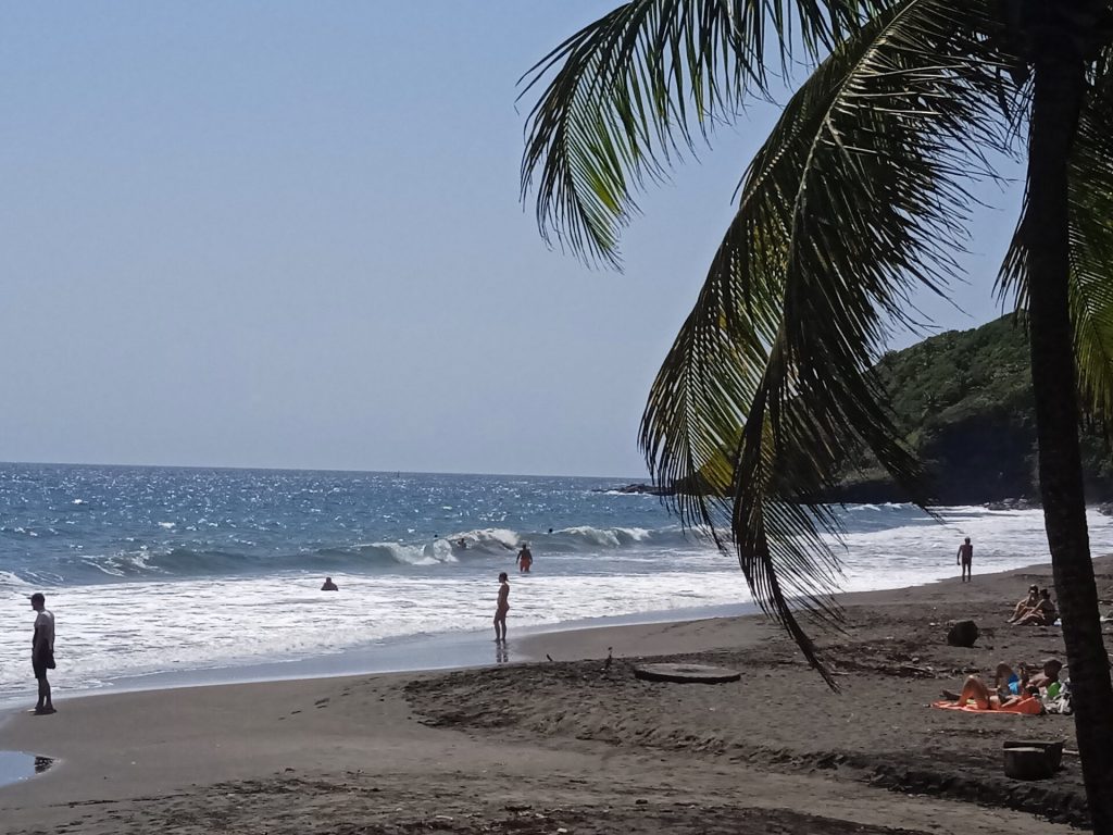 La plage de sable noir de Grande Anse, à Trois-Rivières