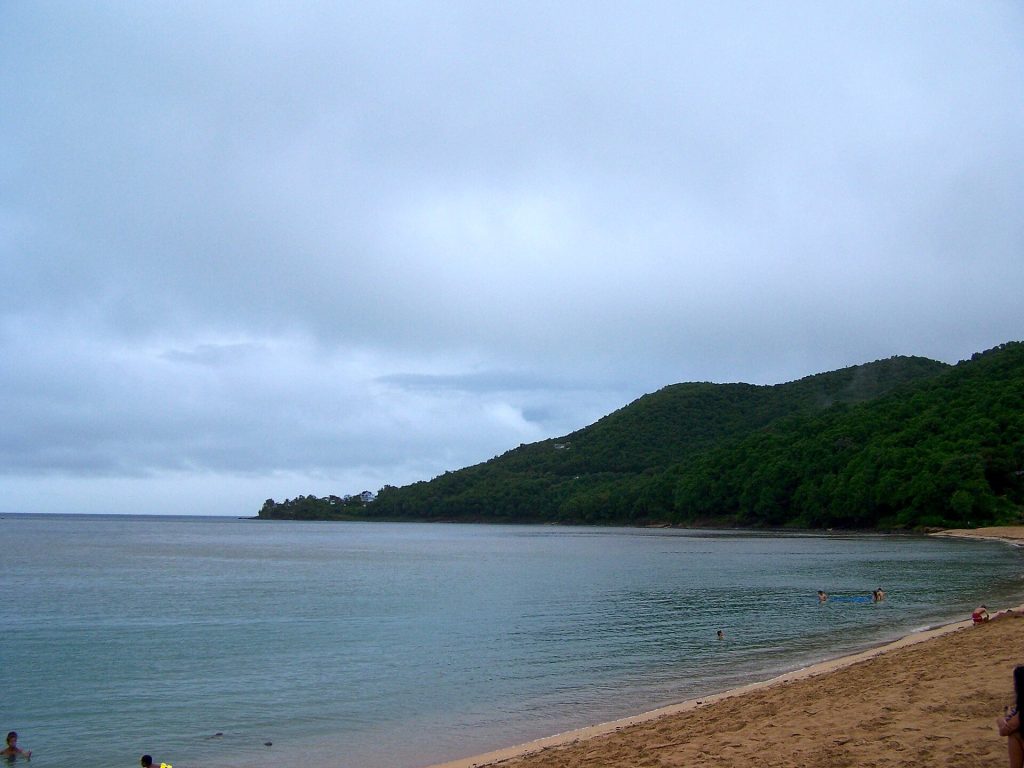 La plage de Grande Anse à Deshaies vers le nord et la pointe le Breton, côte sous le vent