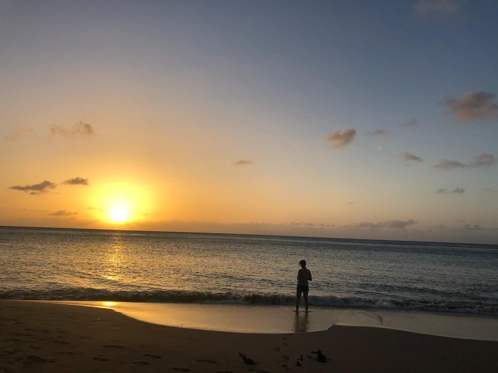 Coucher de soleil sur la mer des Caraïbes depuis la plage de la Perle à Deshaies