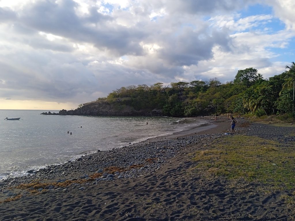 La plage de la Voûte, galets et sable noir, et la pointe La Hotte à Vieux-Habitants