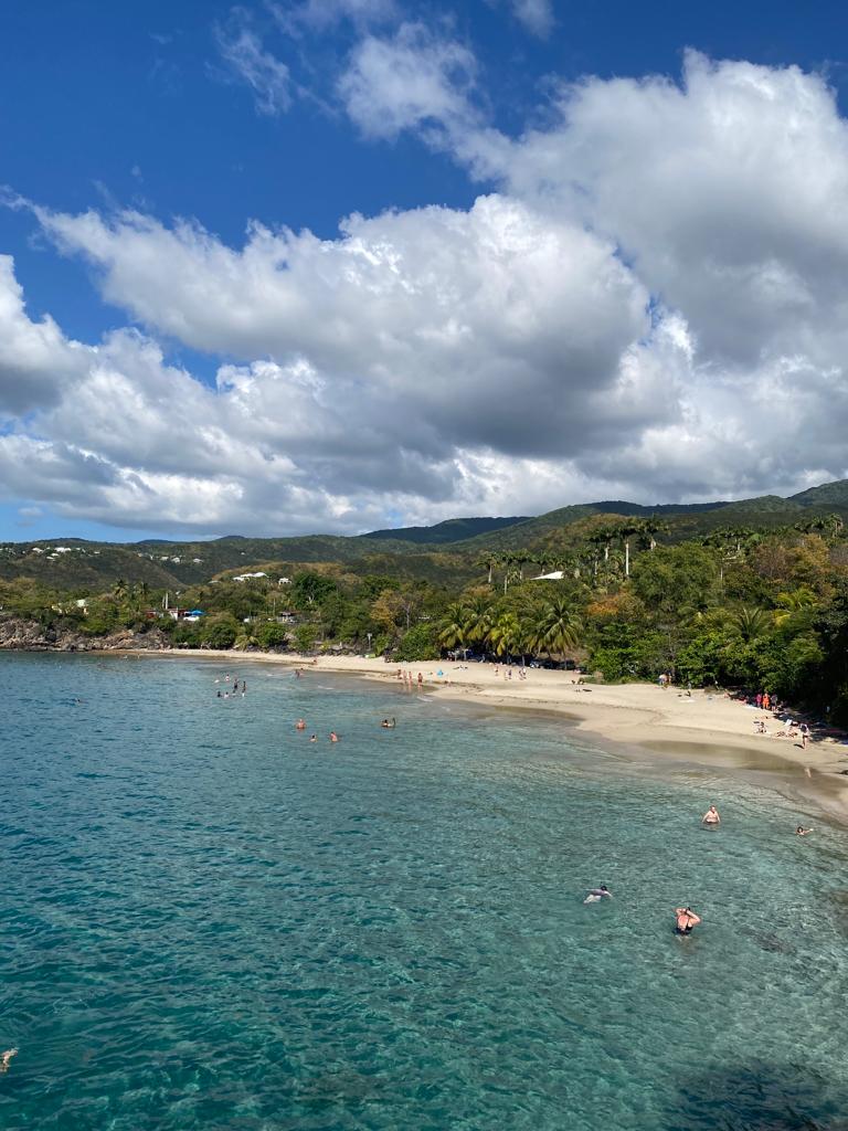 La plage de Leroux à Ferry, eau turquoise et sable clair au sud de Deshaies