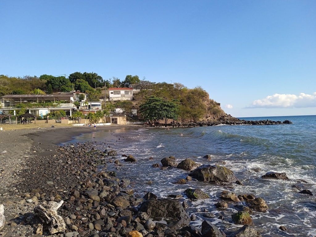 La plage de sable sombre et de galets de Rocroy, à Vieux-Habitants