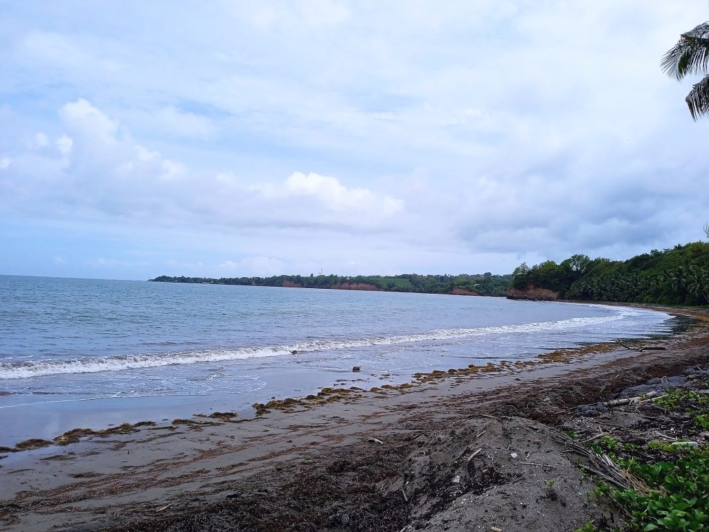 Anse de Sainte-Claire et pointe du Carénage, sable et mer calme sous un ciel nuageux