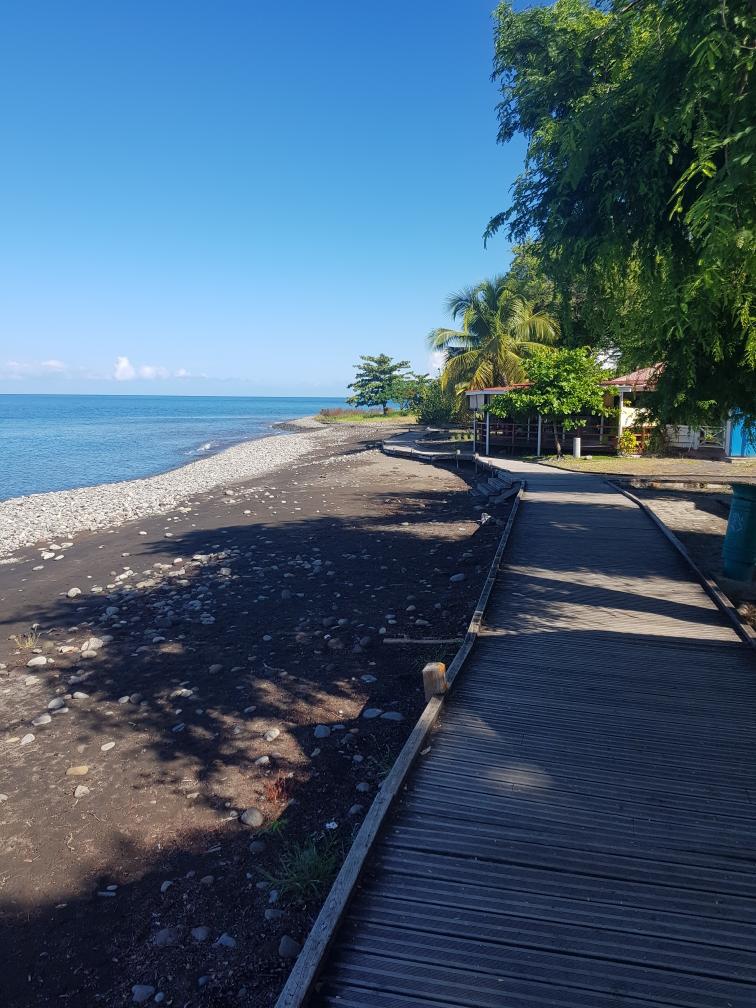 La promenade en bois le long de la plage de Simaho, au bourg de Vieux-Habitants