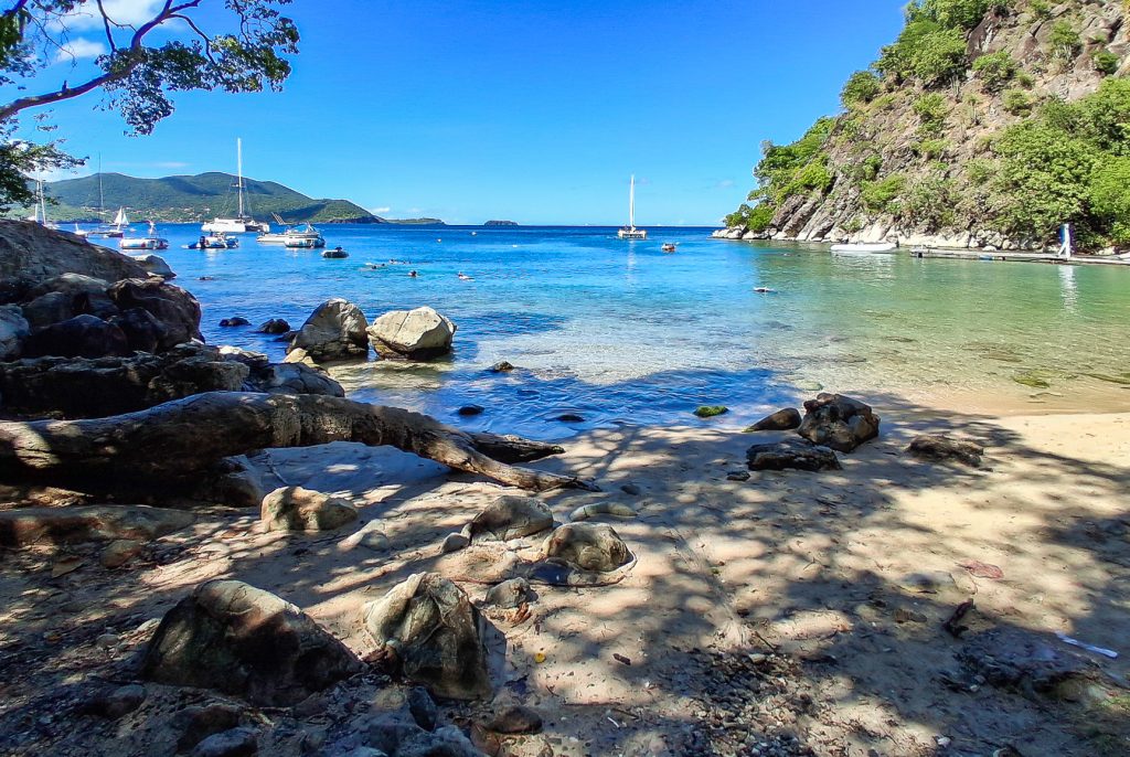 Plage du Pain de Sucre, rochers et eau claire propice au snorkeling