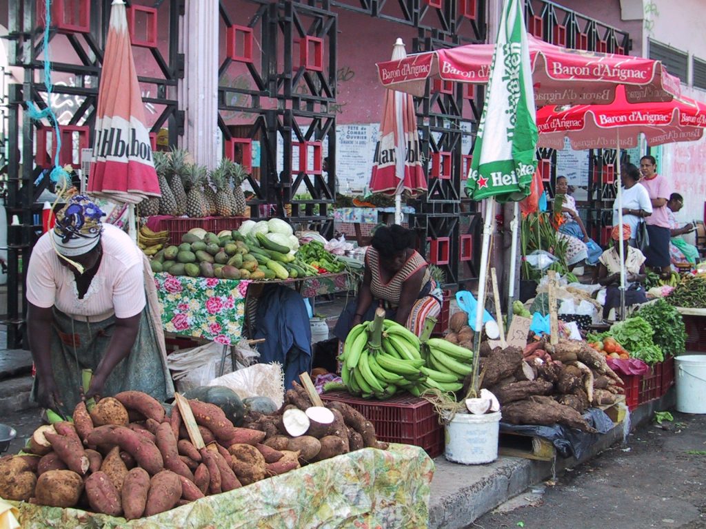 Étals de fruits et de légumes au marché de Pointe-à-Pitre, où le créole se parle d'abord