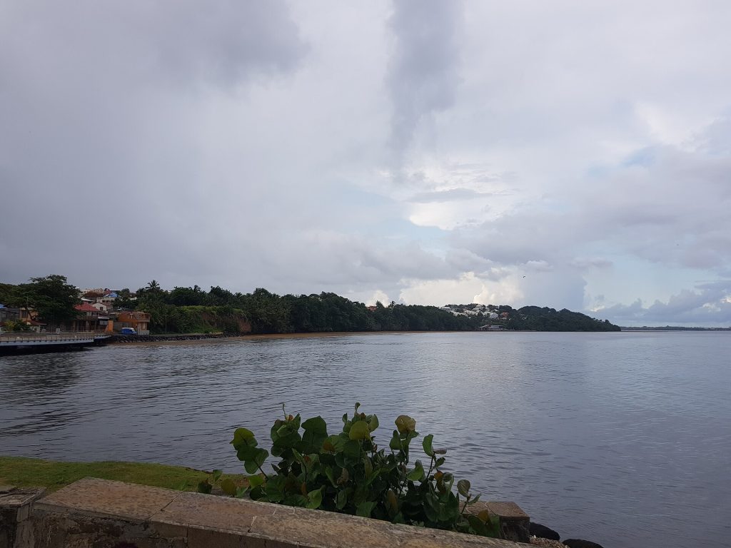 Pointe à Bacchus vue depuis les quais du bourg de Petit-Bourg, au bord du Petit Cul-de-Sac Marin