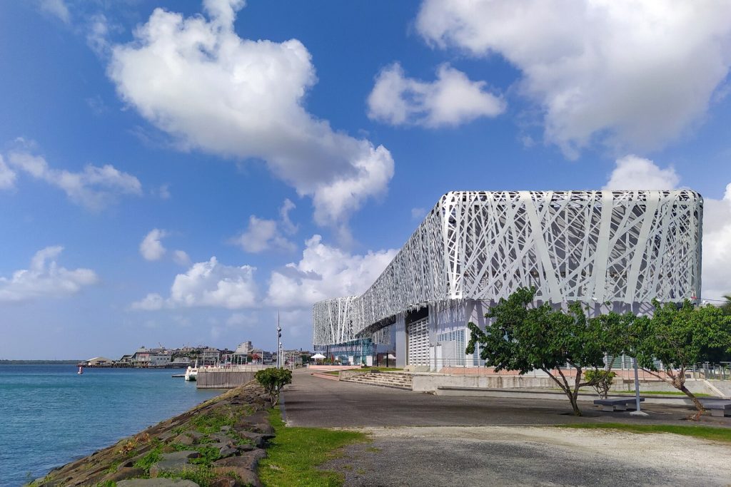 Le Mémorial ACTe au bord de la darse de Pointe-à-Pitre