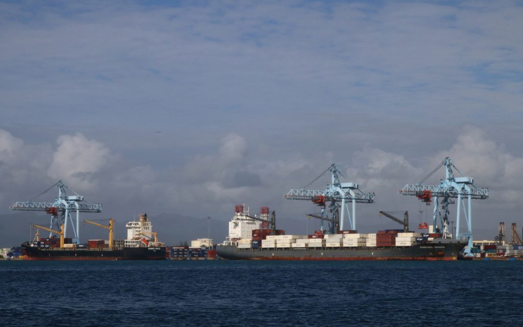 Porte-conteneurs à quai sous les portiques du port de Jarry, vus depuis la mer
