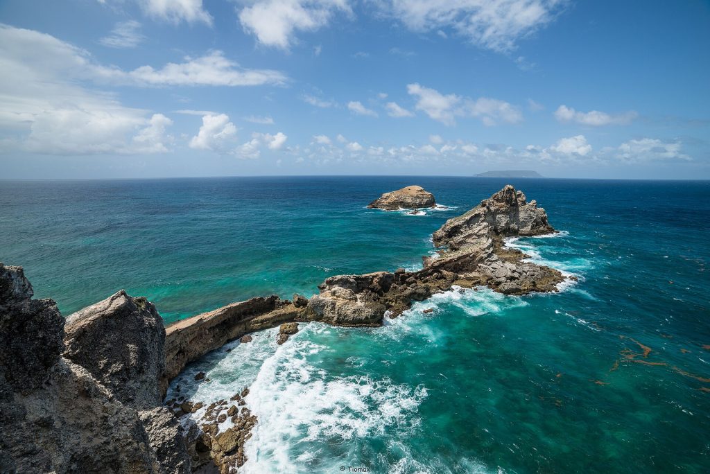 Les rochers de la Pointe des Châteaux face à l'Atlantique, La Désirade à l'horizon