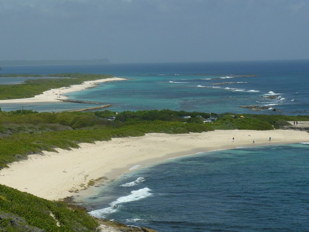 Les anses et les plages de la Pointe des Châteaux vues depuis la croix, là où se niche l'Anse Tarare