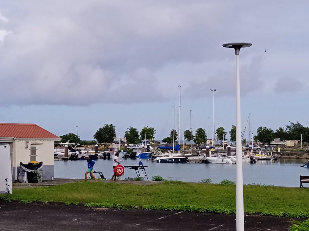 Bateaux amarrés dans le port de Port-Louis, vu depuis le quai