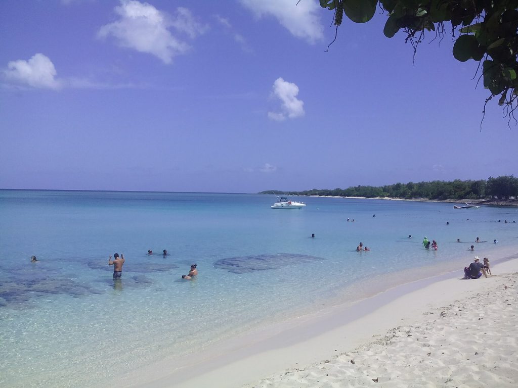 Eau turquoise et sable blanc de la plage du Souffleur à Port-Louis, baigneurs dans le lagon