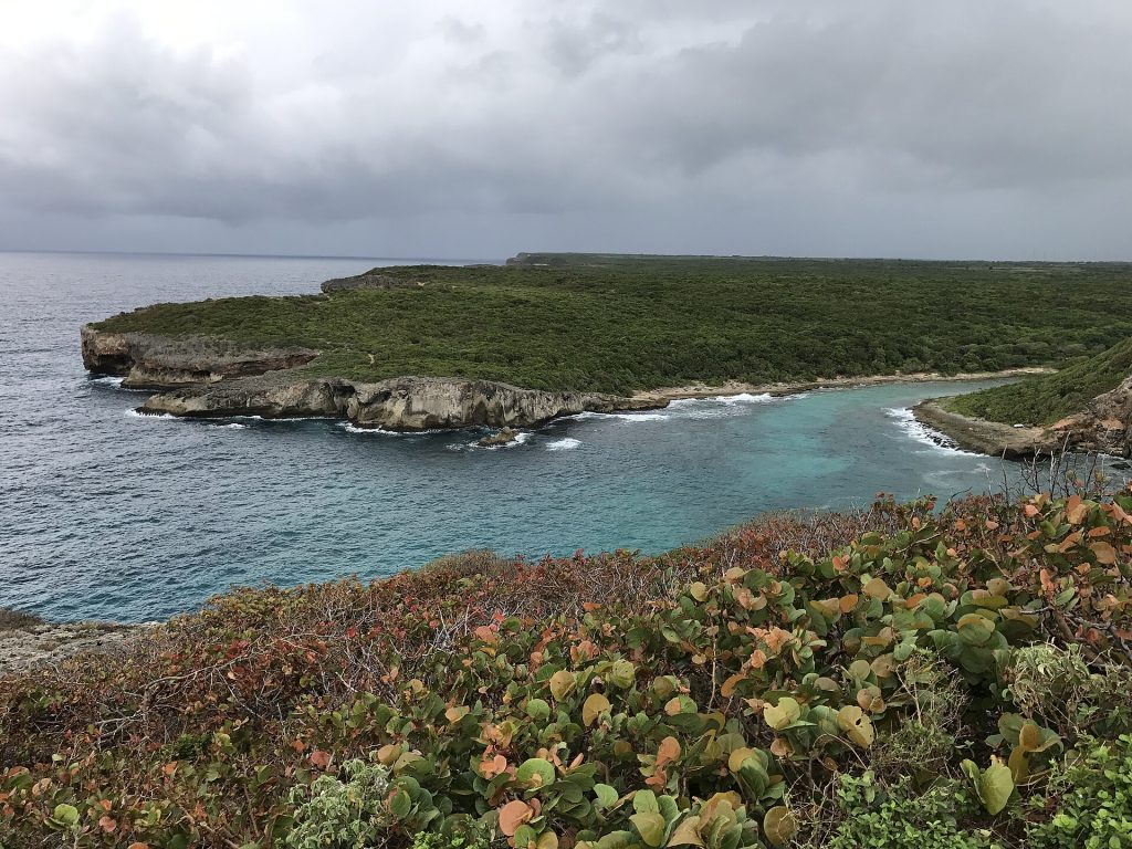 La Porte d'Enfer à Anse-Bertrand, crique entre les falaises de la côte atlantique