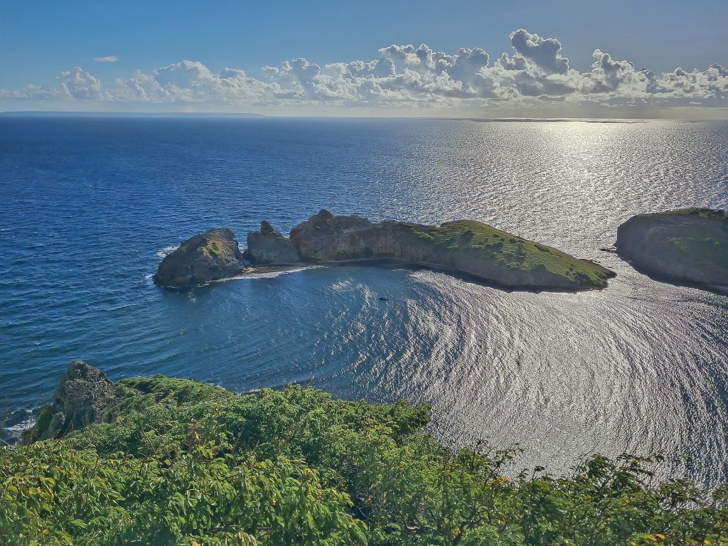 Les Roches Percées qui ferment la baie de Pompierre, à Terre-de-Haut