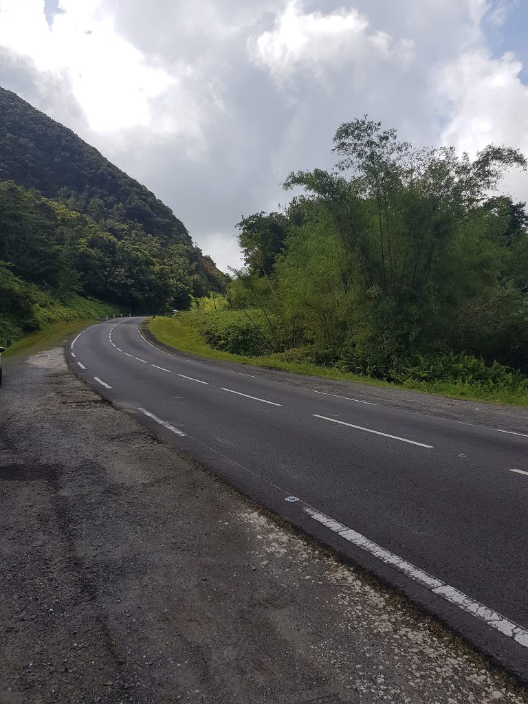 Virage de la route de la Traversée entre mornes boisés et bambous