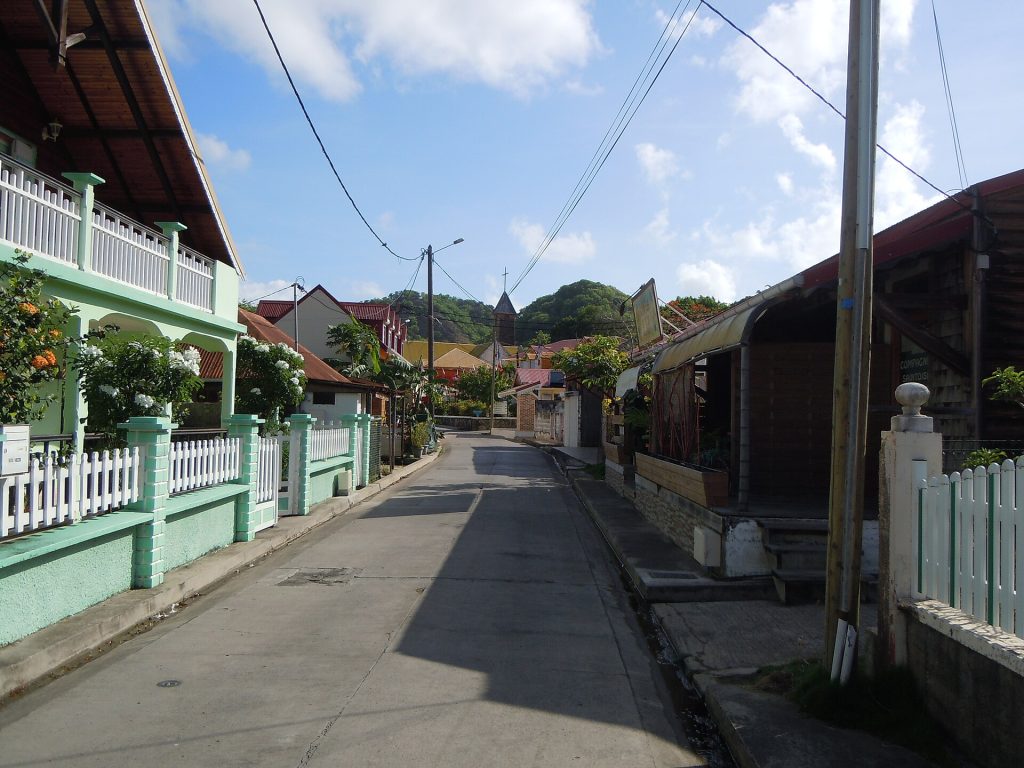 Une rue étroite de Terre-de-Haut, aux Saintes, où l'on circule surtout en scooter