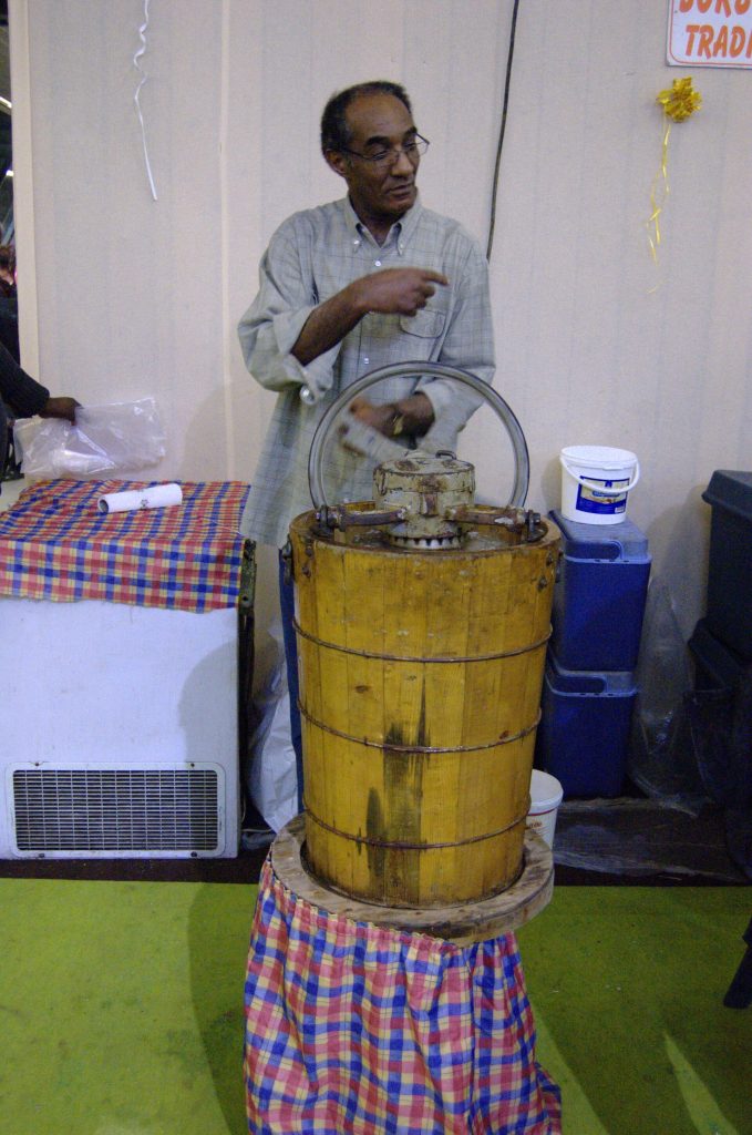 La sorbetière en bois et son seau de glace pilée pour le sorbet coco